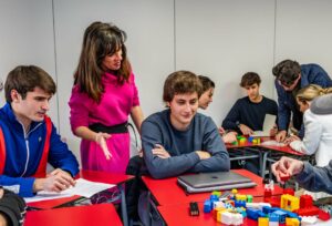 CIS University Construyendo líderes con bloques de LEGO 1