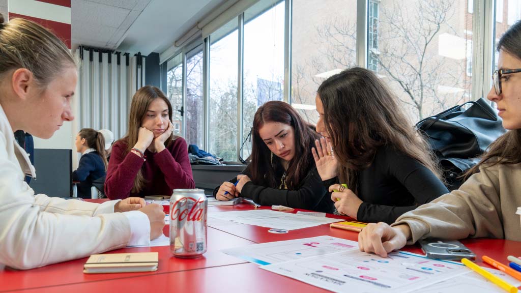 CIS University Los estudiantes de prácticas Spring 25 participan en un Hackathon con GI Group e IPC Systems2