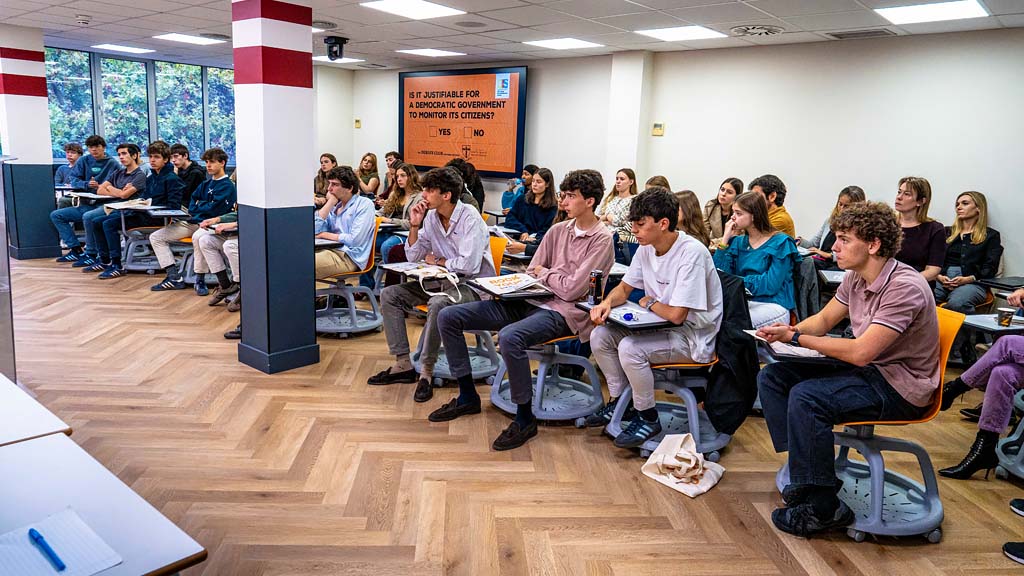 CIS University El Debate Club de CIS University recibe la visita del Colegio Santa María de los Rosales 2