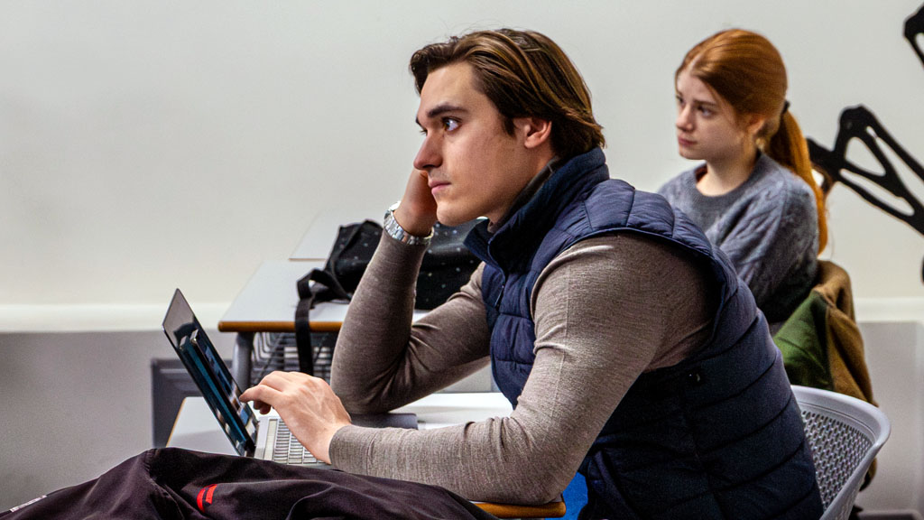 CIS University CIS University Investment Club invita al referente de la inversión inmobiliaria Iker Lajud 2