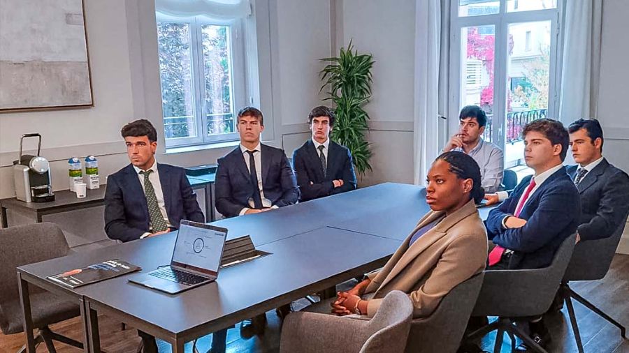 cómo trabajar en un consulado