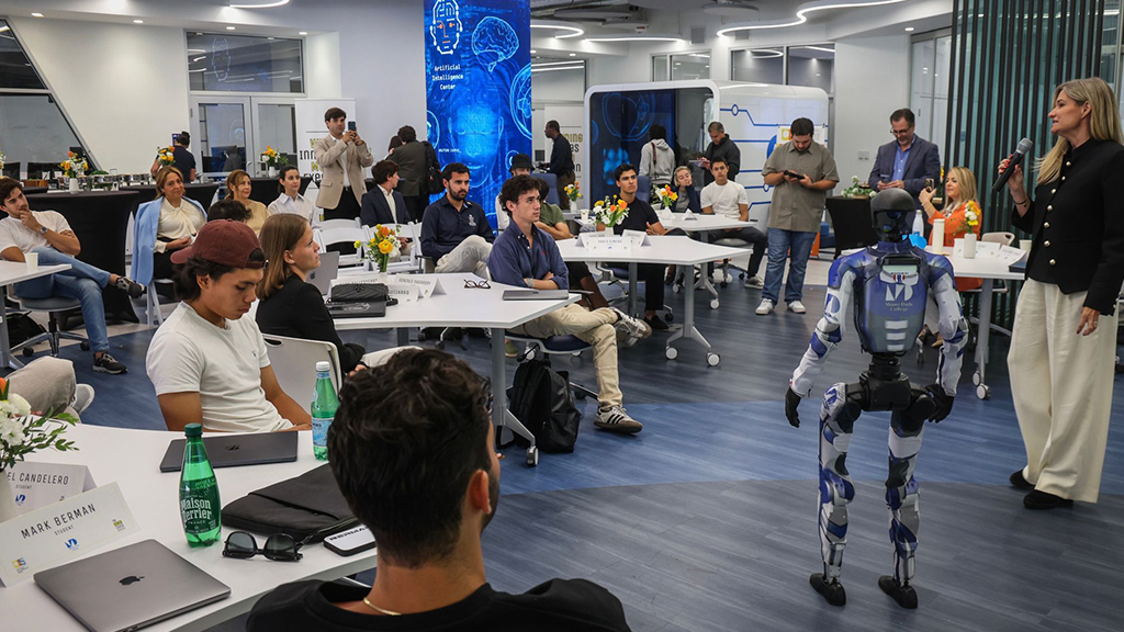 CIS University Los estudiantes de CIS University combinaron la IA y el emprendimiento en Miami 2
